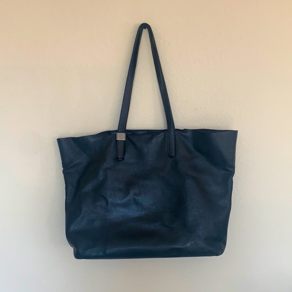 Everlane Handbags - Everlane Petra Leather Tote in black color